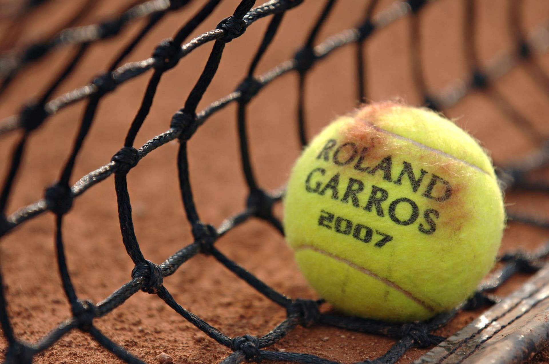 Chlup tenisového míčku ovlivňuje jeho rychlost a rotaci