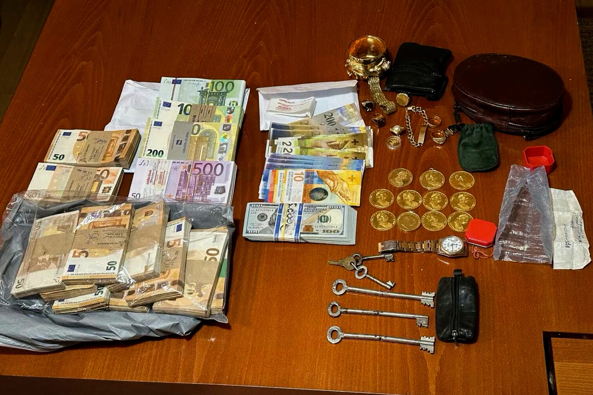 Kriminalisté při prohlídkách prostor používaných zatčenými nalezli stovky tisíc eur a velké množství zlatých šperků.
