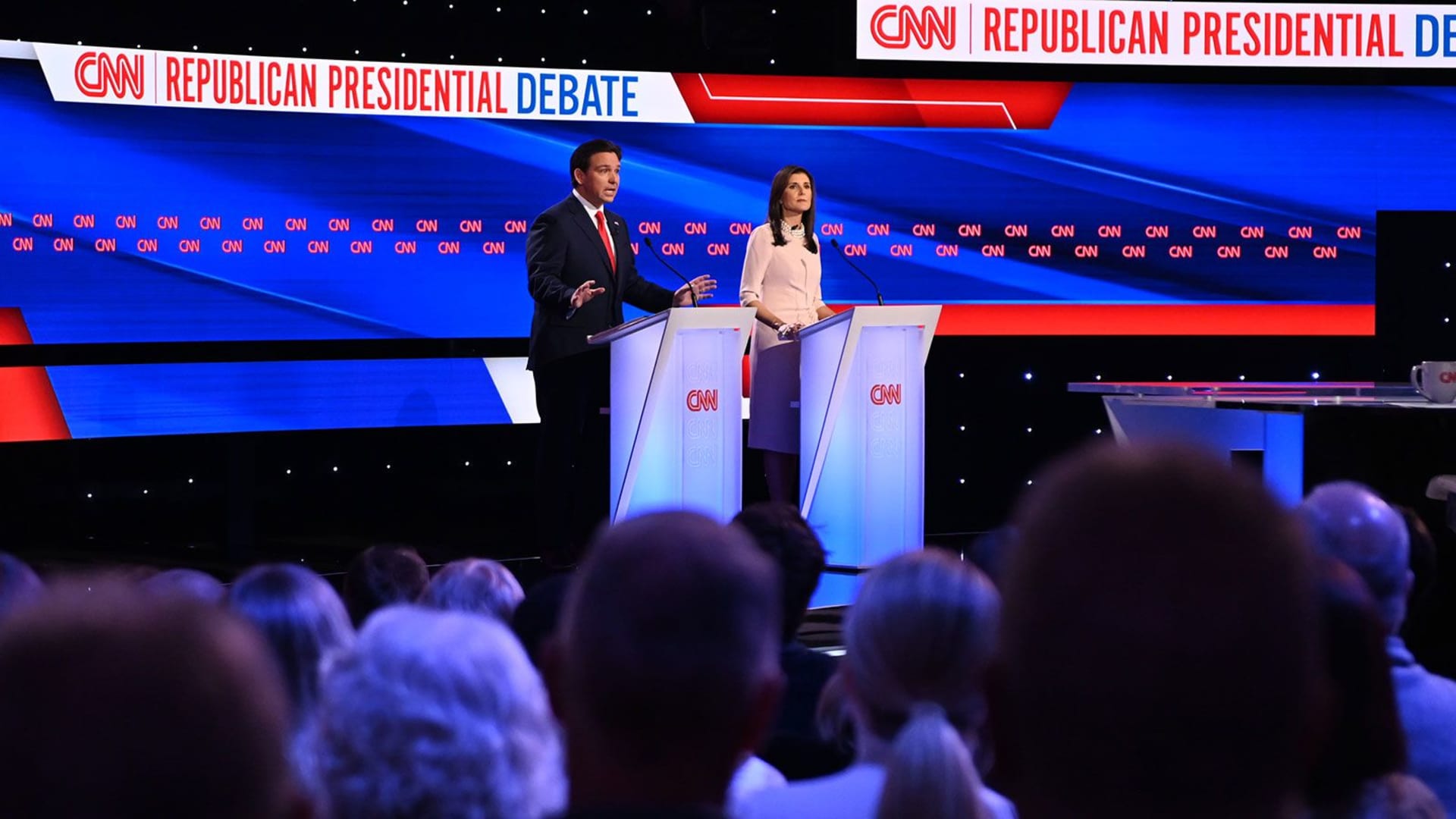 Bývalá guvernérka Jižní Karolíny Nikki Haleyová a guvernér Floridy Ron DeSantis se 10. ledna účastnili republikánské prezidentské debaty CNN.