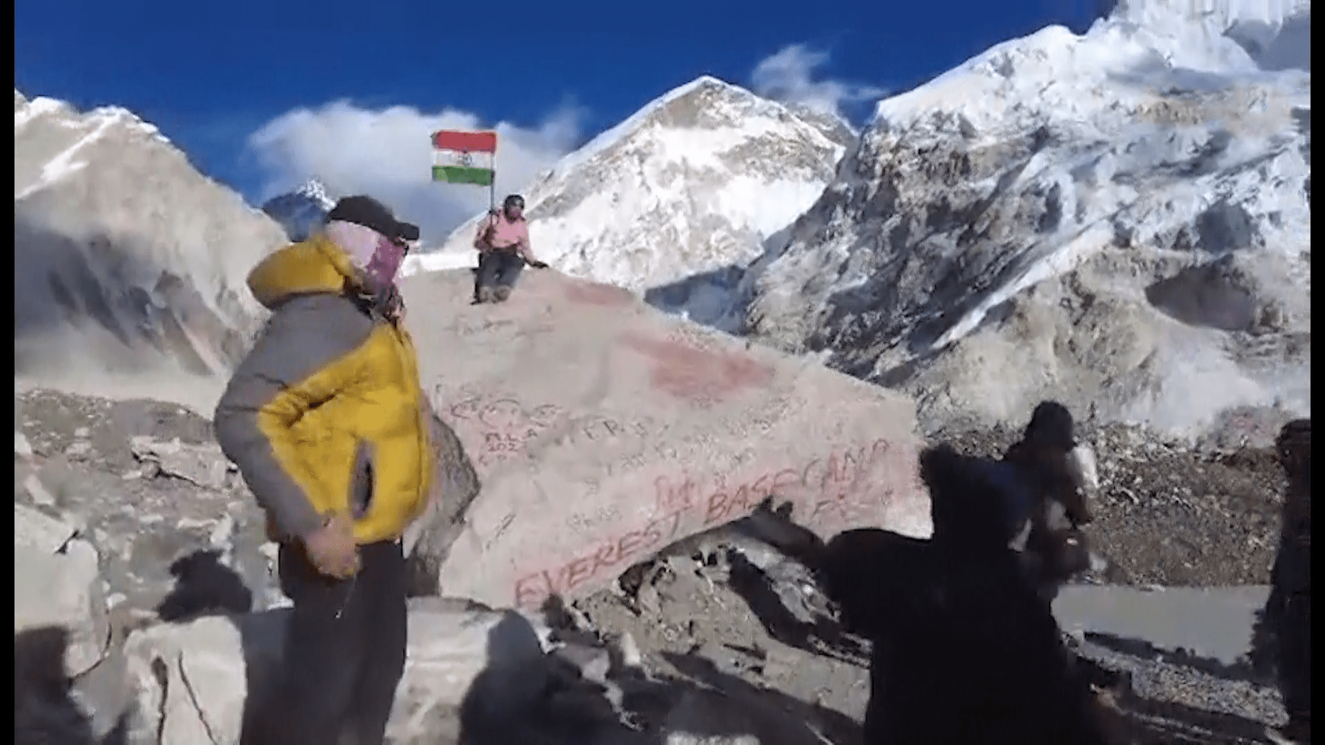 Čtyřletá Zara pokořila rekord na Mount Everestu.