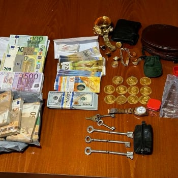 Kriminalisté při prohlídkách nalezli také stovky tisíc eur a velké množství zlatých šperků.