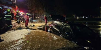 Náročný zásah hasičů na Českolipsku. Řidič sjel s autem do rybníka, zůstalo uvězněné pod ledem