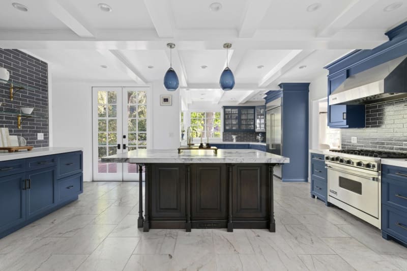 Dům, kde bydlel Paul Newman a Joanne Woodwardová v Beverly Hills: kuchyň má středový ostrůvek a tmavě modře lakované skříňky