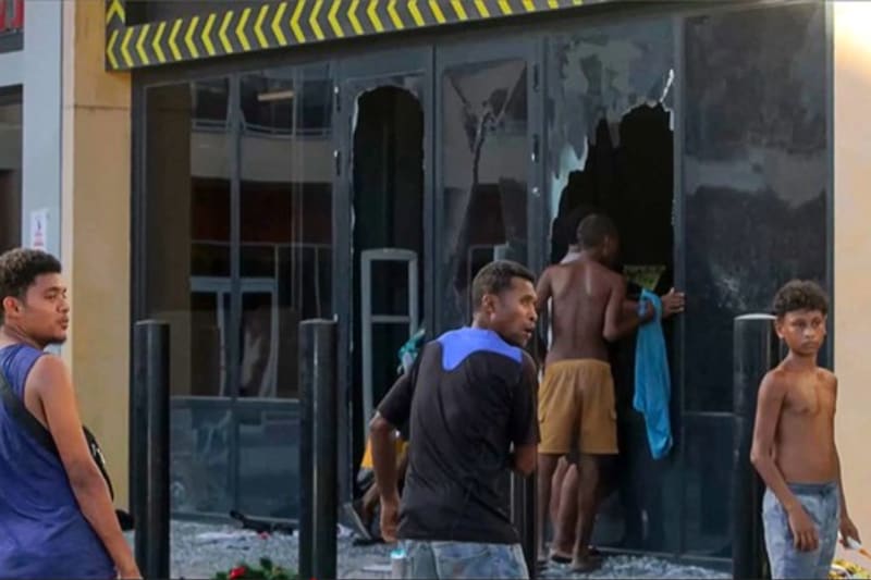 Chaos v Papui Nové Guineji využili lidé k rabování (11. 1. 2024