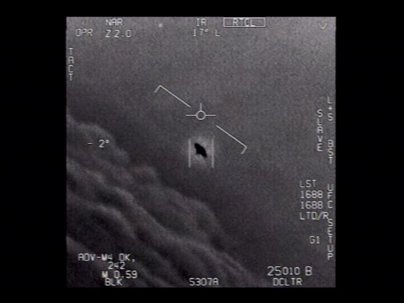 Pentagon zveřejnil setkání vojenských stíhaček s UFO