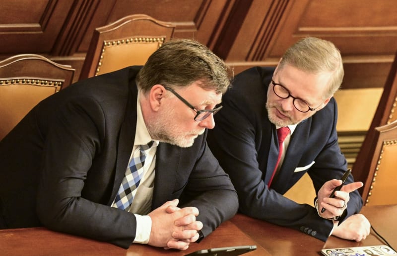 Ministr financí Zbyněk Stanjura (ODS) a premiér Petr Fiala (ODS)