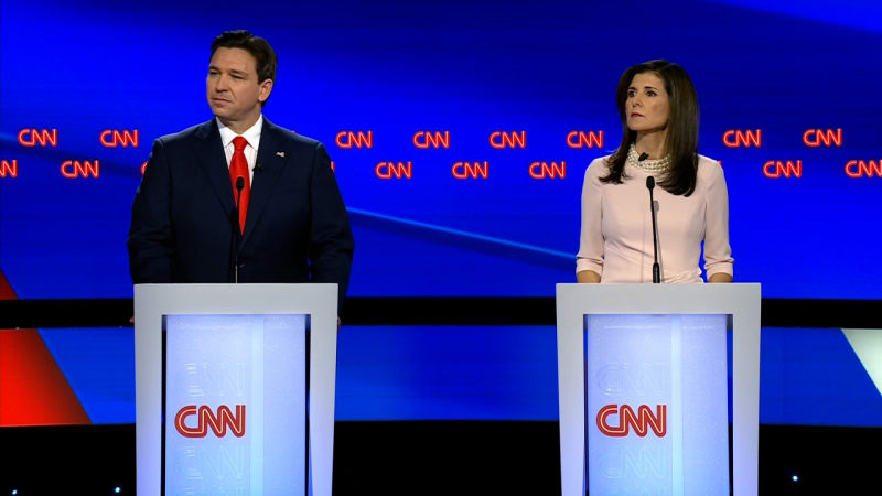 Bývalá guvernérka Jižní Karolíny Nikki Haleyová a guvernér Floridy Ron DeSantis se 10. ledna účastnili republikánské prezidentské debaty CNN.