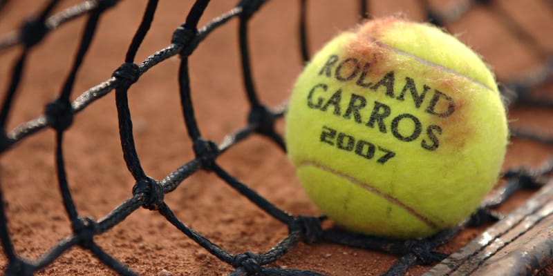 Chlup tenisového míčku ovlivňuje jeho rychlost a rotaci