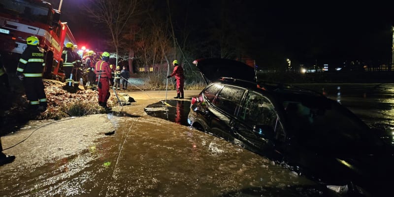 Hasiči na Českolipsku vytahovali z rybníka auto