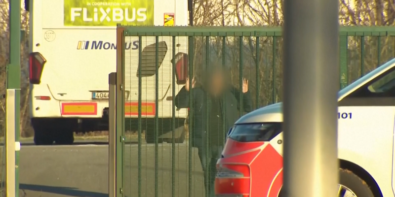 Belgická protiteroristická jednotka poblíž belgického města Wetteren zastavila a obklíčila autobus společnosti Flixbus.