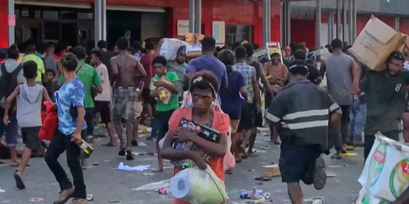Chaos v Papui Nové Guineji využili lidé k rabování (11. 1. 2024