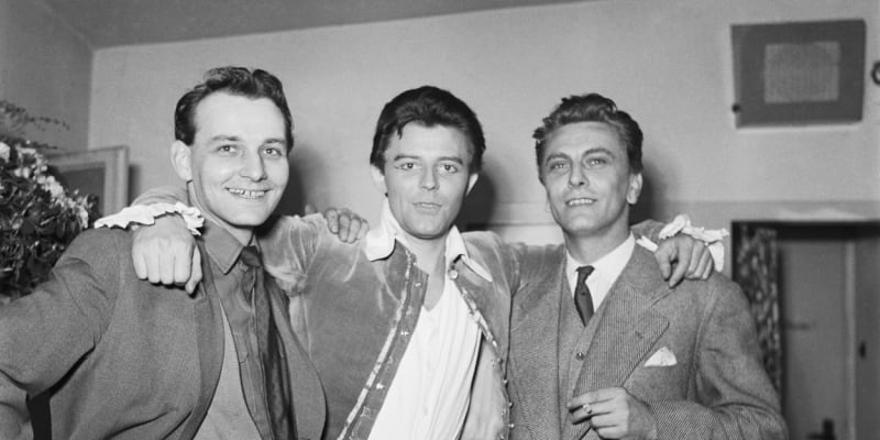 Robert Vrchota na snímku z roku 1955 s Vladimírem Rážem a francouzským kolegou Gerardem Phillipem (uprostřed) v divadle v Karlíně. 