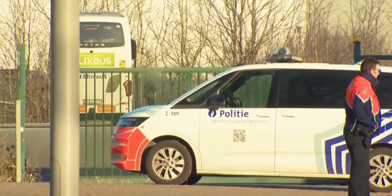 Belgická protiteroristická jednotka poblíž belgického města Wetteren zastavila a obklíčila autobus společnosti Flixbus.