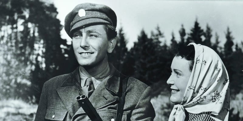 Herec Robert Vrchota platil za jednoho z nejšaramantnějších milovníků československého poválečného filmu. Na snímku s hereckou kolegyní Květou Fialovou.