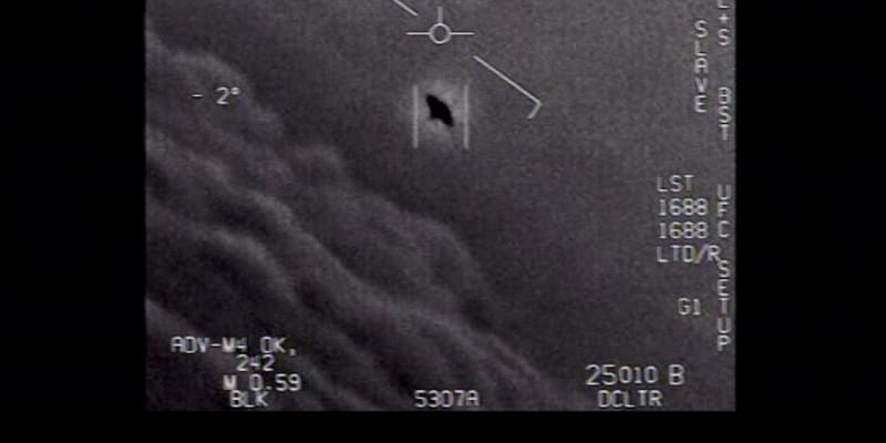 Pentagon zveřejnil setkání vojenských stíhaček s UFO