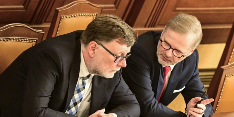 Ministr financí Zbyněk Stanjura (ODS) a premiér Petr Fiala (ODS)