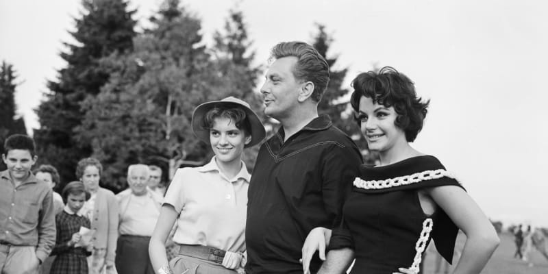 Robert Vrchota v červenci roku 1960 na Mezinárodním filmovém festivalu v Karlových Varech v obležení krásných žen. Na snímku zleva rumunská herečka Inna Petrescu a zprava mexická herečka Kitty de Hoyos. 