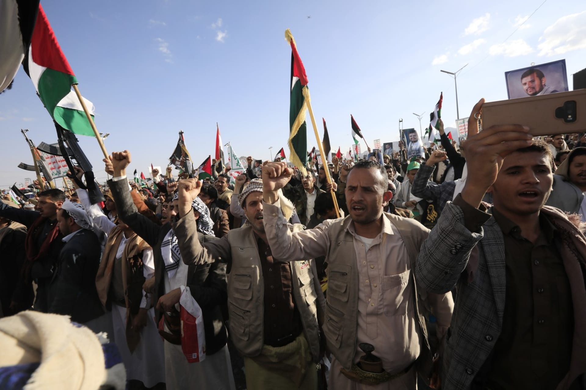 Hútiové protestují proti mezinárodní koalici, která má strážit Rudé moře (5. 1 2024).