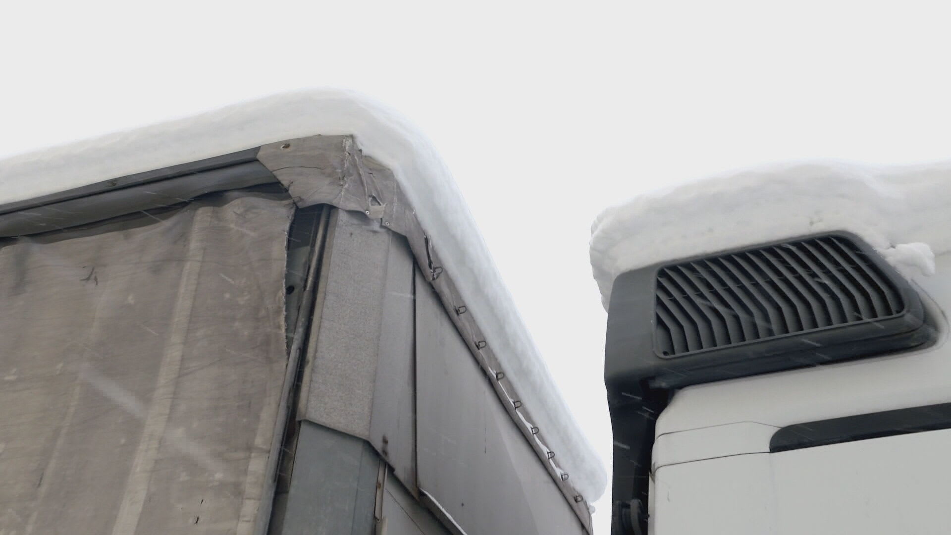 Led padající z kamionů může představovat pro řidiče velké nebezpečí.