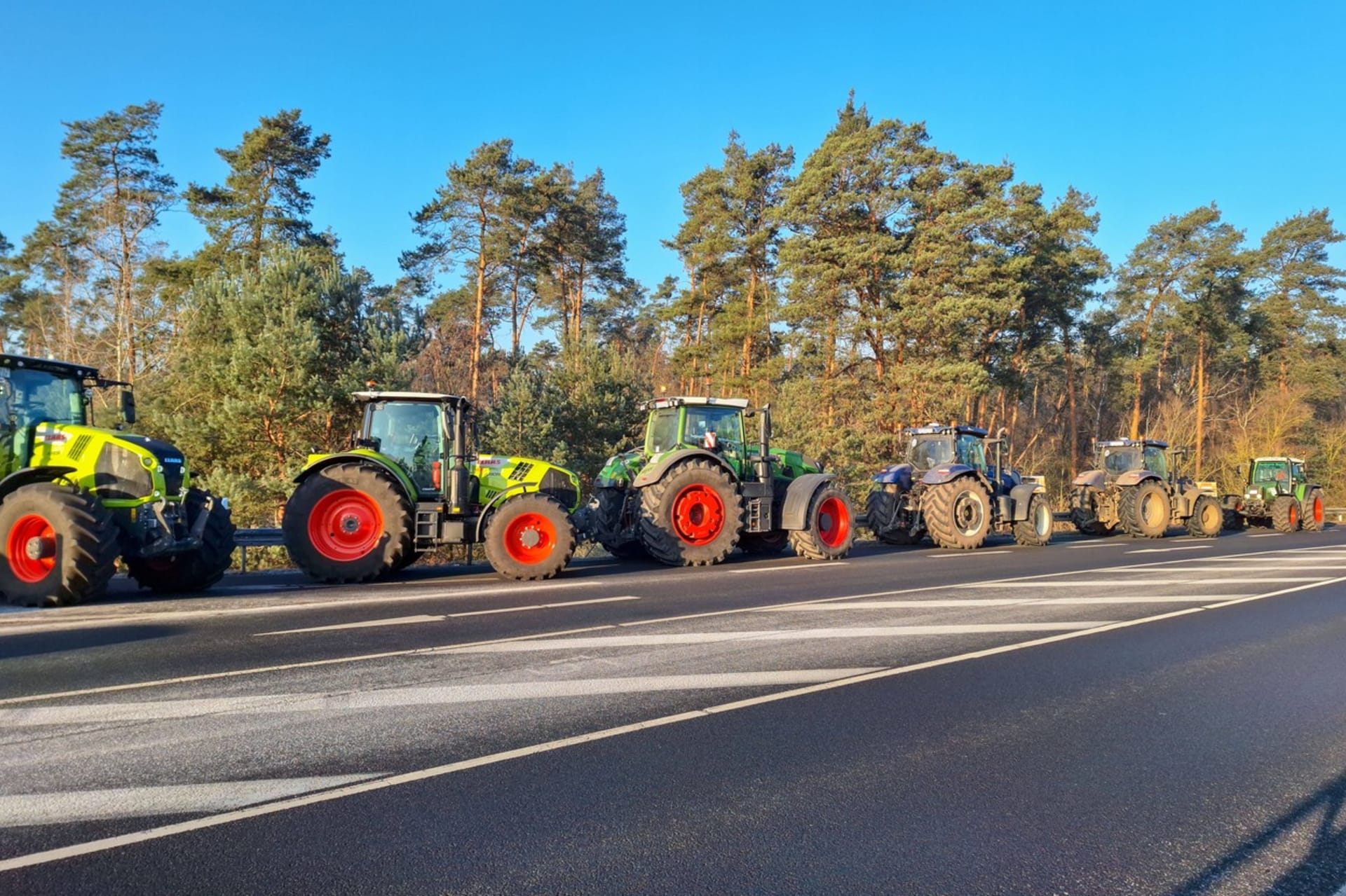 Němečtí farmáři blokují dopravu po celé zemi.