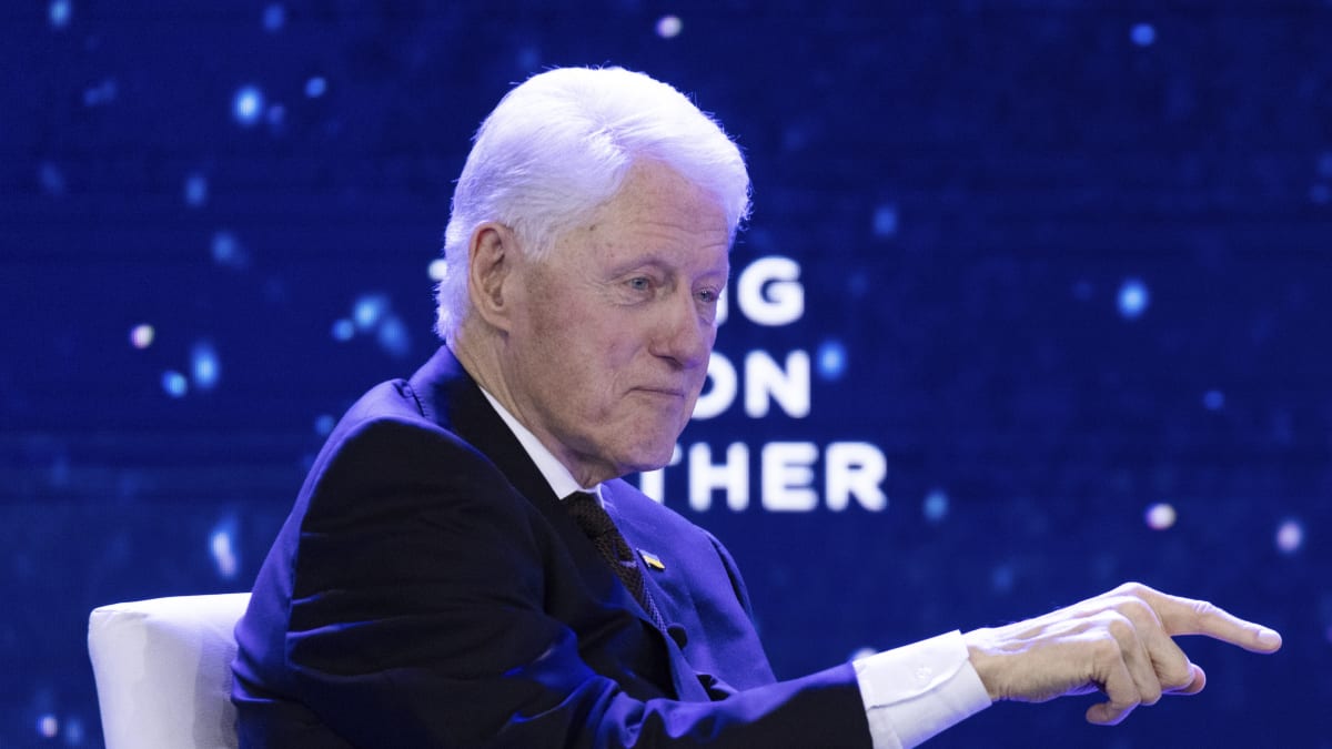 Bill Clinton je stále velmi aktivní (na konferenci v roce 2023)