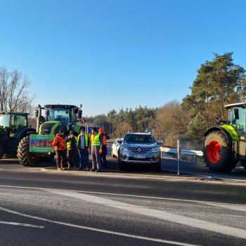 Němečtí farmáři blokují traktory provoz po celé zemi.