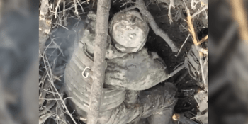 Záběry brutálního úderu na ruské vojáky. Přežila jen myš, lezla po mrtvém okupantovi