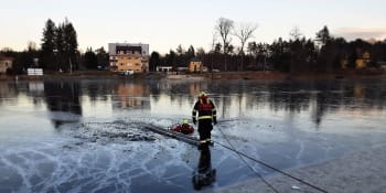 Řidič se na Českolipsku propadl s autem pod led. Žádná nehoda, chtěl se klouzat, tvrdí svědek