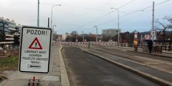 Začala demolice rizikové části Libeňského mostu. Konstrukci bourá těžká technika