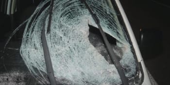 Policie varuje před nebezpečím: Z kamionů padají kusy ledu, kry mohou i prorazit čelní sklo