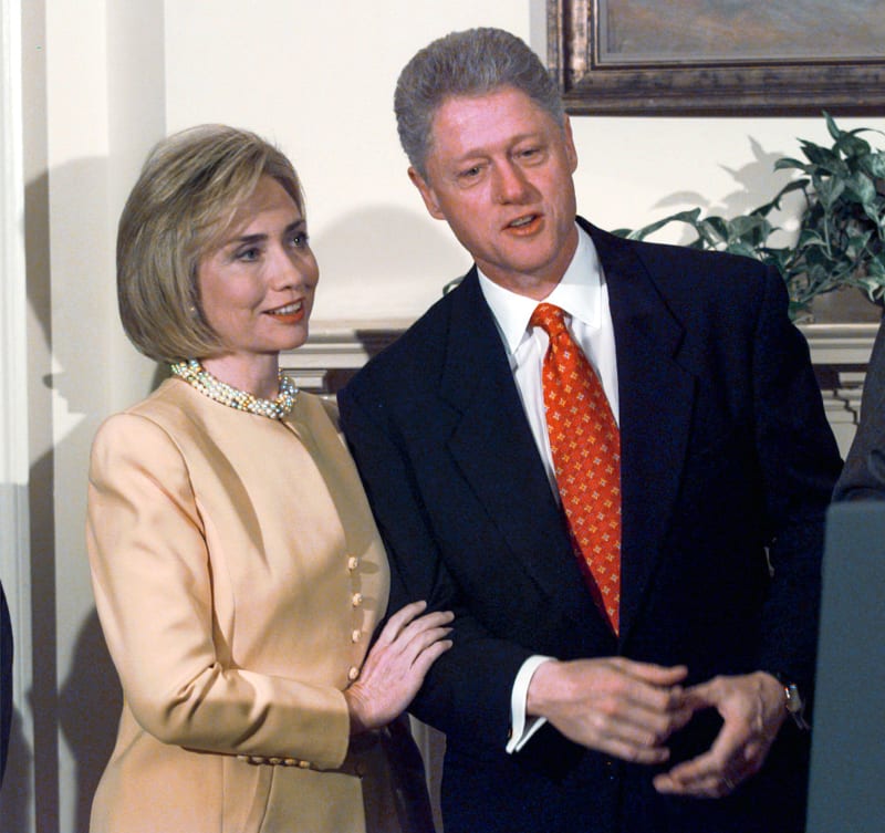 Bill a Hillary Clintonovi v lednu 1998.