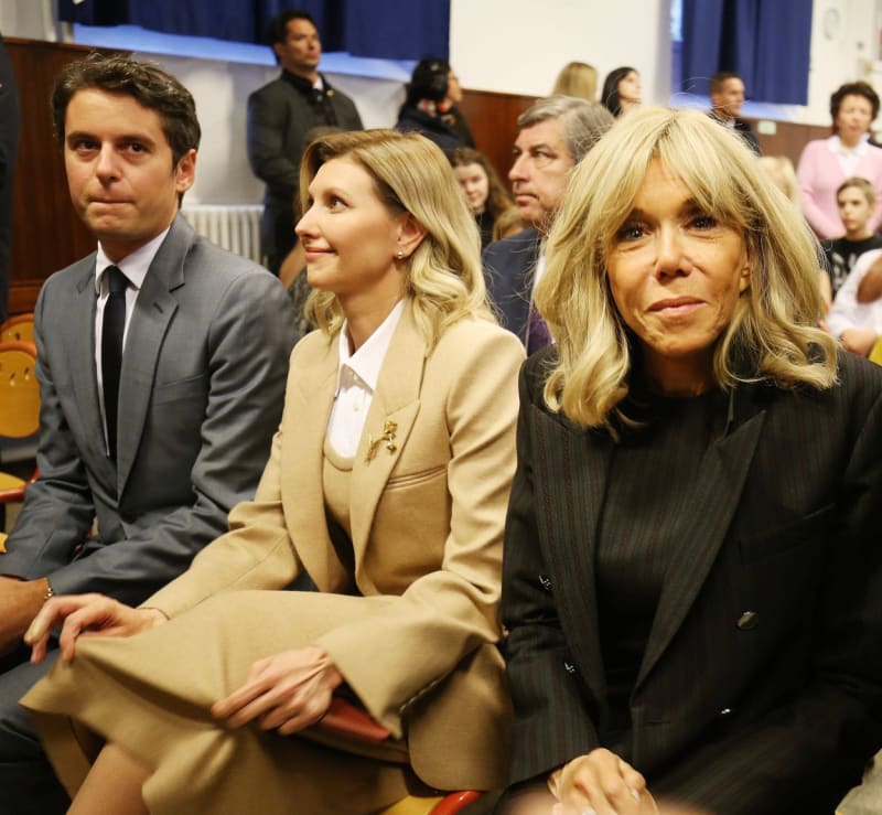 Nový francouzský premiér Gabriel Attal, uprostřed Olena Zelenská a Brigitte Macronová