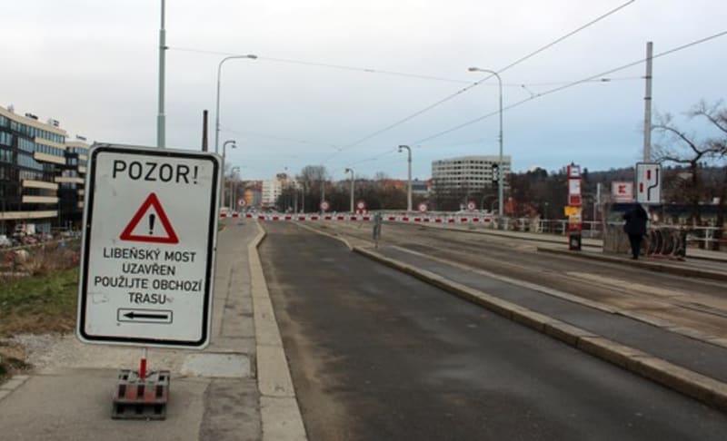 Libeňský most zůstává uzavřený.