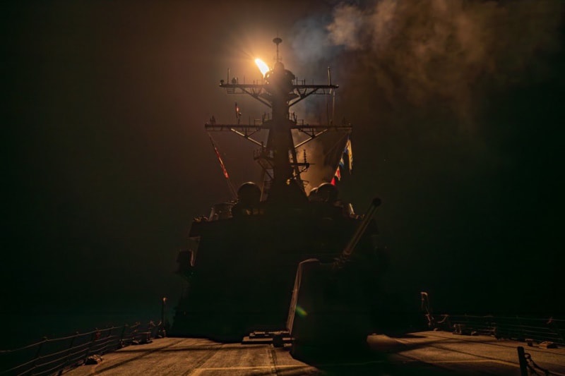 Americká válečná loď třídy Arleigh Burke pálí směrem na pozice Hútíů v Jemenu.