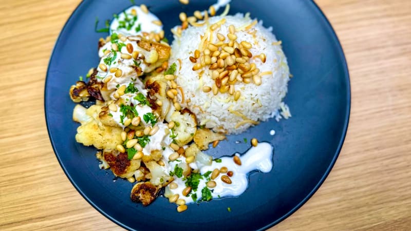 VE VARU: Smažený květák s domácí tahini omáčkou a basmati rýží s restovanými nudlemi