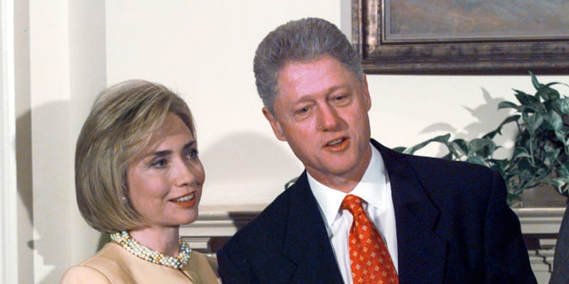 Bill a Hillary Clintonovi v lednu 1998. Nikdy jsem s tou ženou nic neměl, tvrdil v té době Clinton v případu Pauly Jonesové
