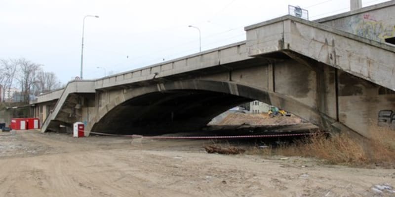 Libeňský most zůstává uzavřený.
