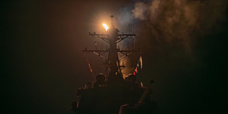 Americká válečná loď třídy Arleigh Burke pálí směrem na pozice Hútiů v Jemenu.