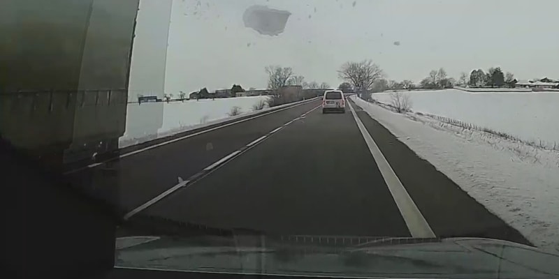 Led padající z kamionů může představovat pro řidiče velké nebezpečí.