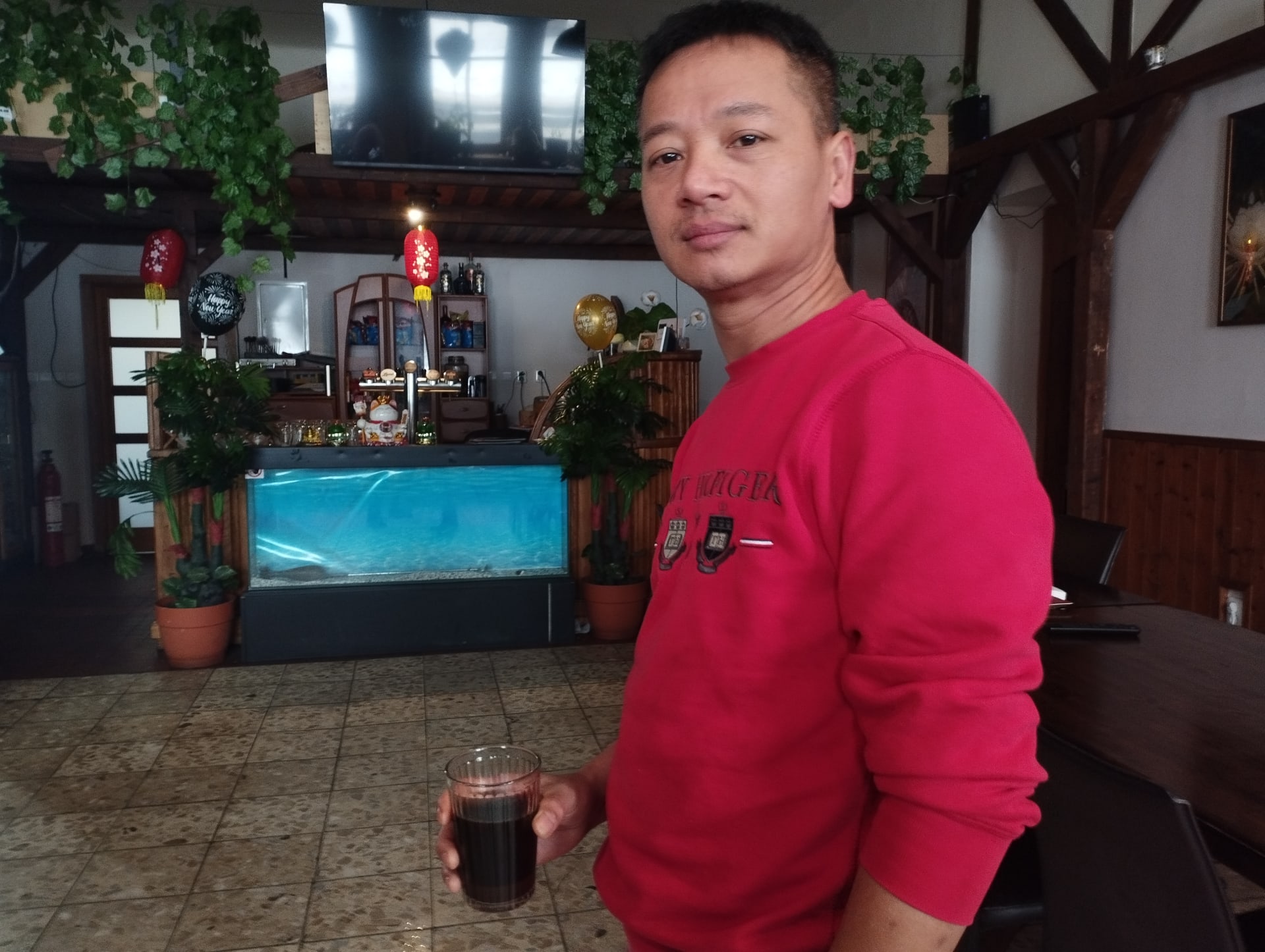 Vietnamci zachraňují staleté venkovské hospody. Kiem Dinh Vu se narodil nedaleko Hanoje a nyní provozuje hostinec U Pchálka (U Kostela) v Ludgeřovicích na Opavsku. Hospodu s historií nejméně od roku 1900.