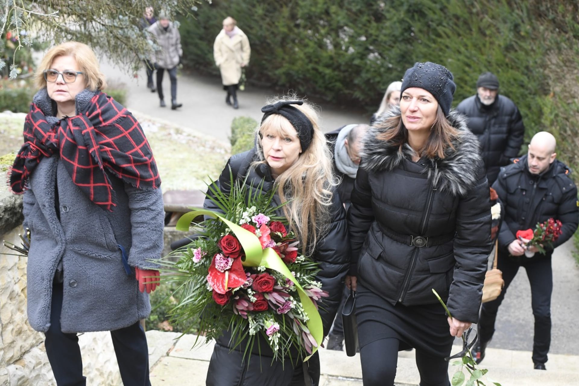 Herečky Ivana Andrlová, Olga Želenská a Adéla Gondíková na pohřbu Pavla Vondry