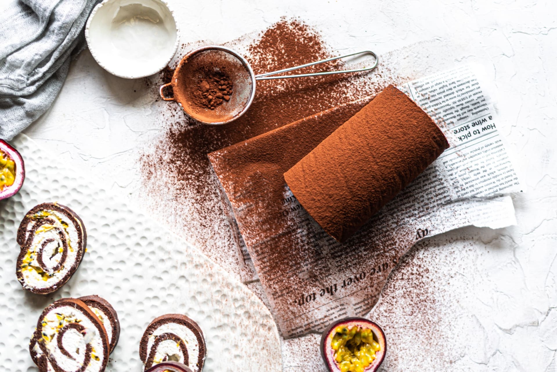 Nadýchaná kakaová roláda s krémem z mascarpone s marakujou