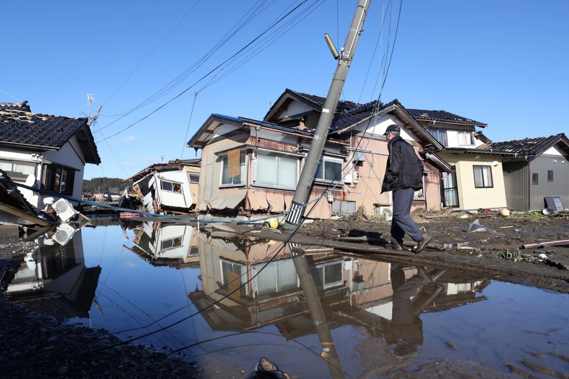 Ani dnešní domy nejsou schopné síle tsunami odolat. Japonsko, leden 2024