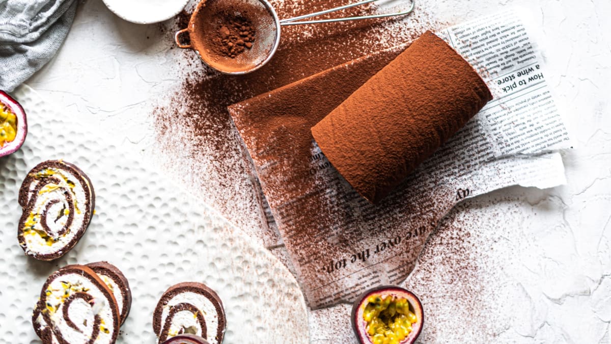 Nadýchaná kakaová roláda s krémem z mascarpone s marakujou