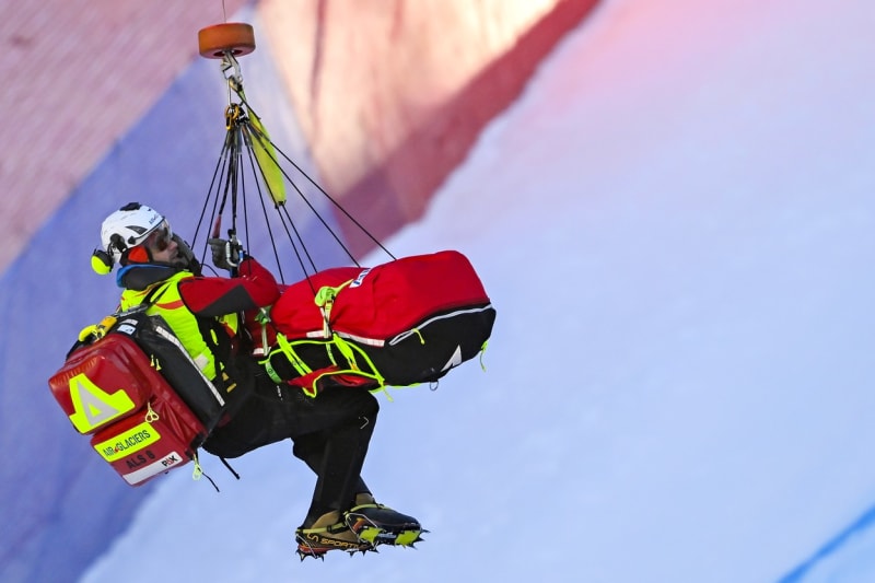 Vrtulník odváží zraněného lyžaře Kildeho do nemocnice.