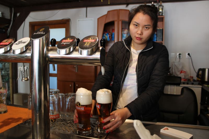 Van Hiep Nguyen, majitelka výčepu piva Partyzán v Záblatí u Bohumína aneb Jak Vietnamci zachraňují české venkovské hospody.