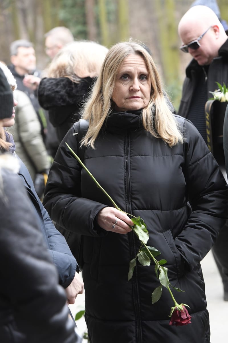 Herečka Regina Řandová na pohřbu Pavla Vondry