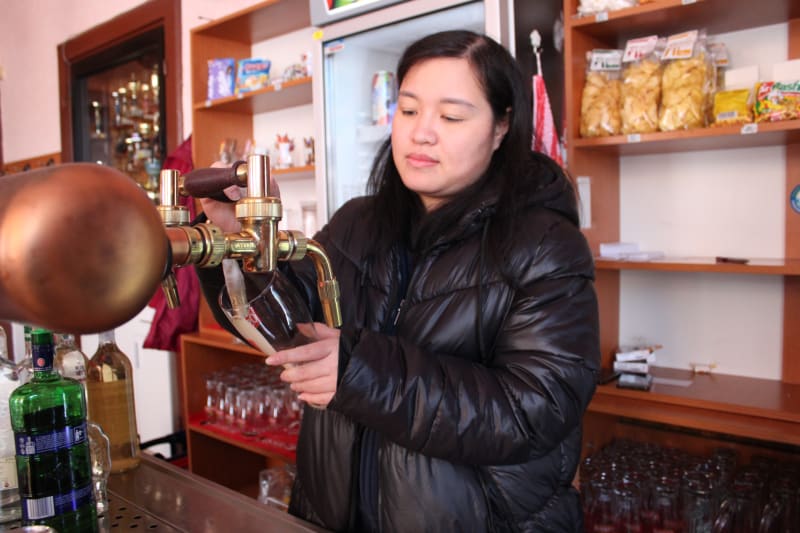 Van Hiep Nguyen, majitelka výčepu piva Partyzán v Záblatí u Bohumína aneb Jak Vietnamci zachraňují české venkovské hospody. 