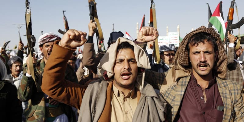 Jemenci podporující hútíjské povstalce demonstrují proti úderům USA a Velké Británie.