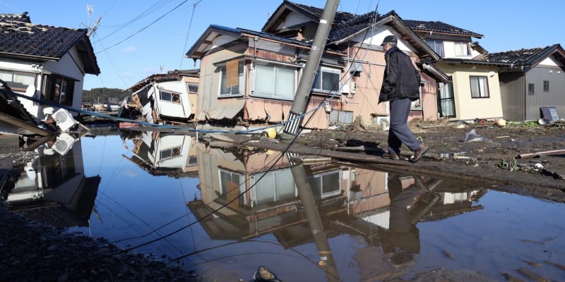 Ani dnešní domy nejsou schopné síle tsunami odolat. Japonsko, leden 2024